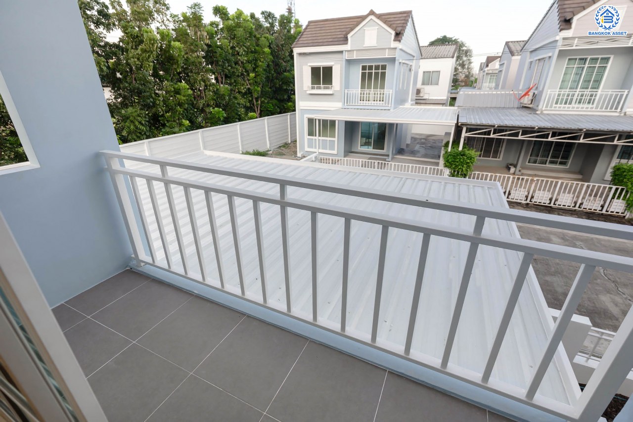 บ้านมือสองตกแต่งใหม่ โครงการ เดอะวิลเลจ แจ้งวัฒนะ-ติวานนท์ หลังมุม เนื้อที่ 58.4 ตร.ว. ดีไซน์ตอบทุกไลฟ์สไตล์ ฟังก์ชัน 3 ห้องนอน 2 ห้องน้ำ จอดรถได้ 2 คัน Living ชั้นล่างกว้างขวาง สามารถกั้นเป็นห้องเพิ่มได้สบาย ๆ บนทำเลติดถนนใหญ่ เชื่อมต่อทุกเส้นทาง ใกล้รถไฟฟ้าสายสีชมพู "สถานีแจ้งวัฒนะ-ปากเกร็ด28" และจุดขึ้นทางด่วน "ศรีสมาน"